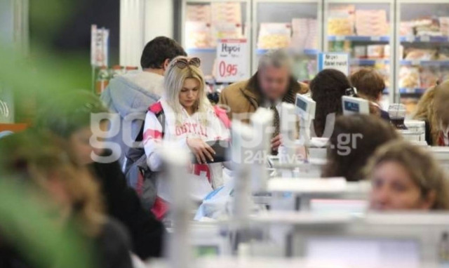 Βίκυ Κάβουρα: Αμακιγιάριστη για ψώνια στο σούπερ μάρκετ