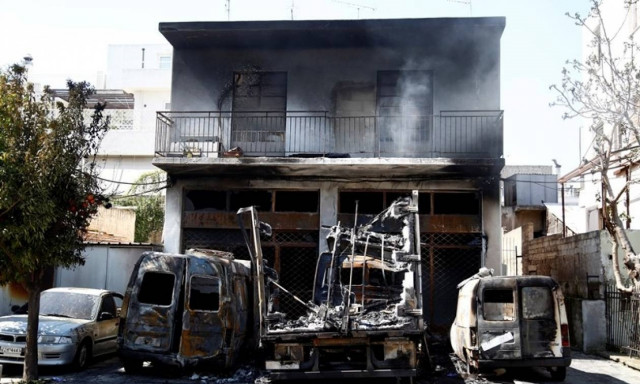 Εμπρηστική επίθεση σε βιοτεχνία στο Περιστέρι (Photos)