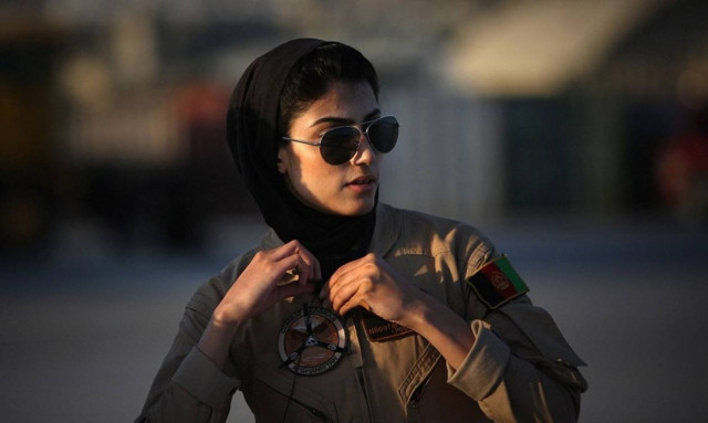 Η ομορφότερη πιλότος στον κόσμο είναι Αφγανή!