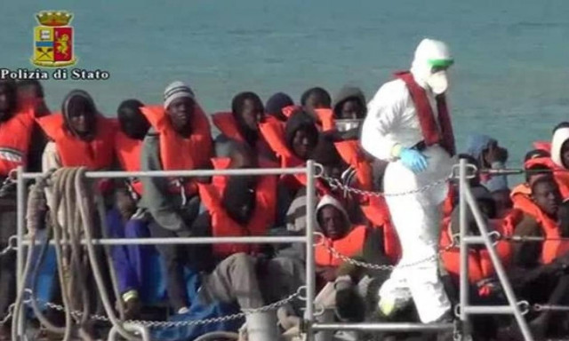 Ιταλία: Δουλέμπορος έριξε το πτώμα μετανάστη στους καρχαρίες