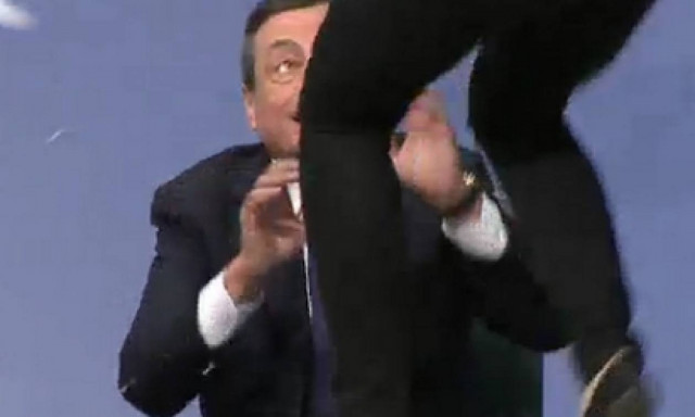 Διαδηλώτρια επιτέθηκε στον Μάριο Ντράγκι (photos&video)