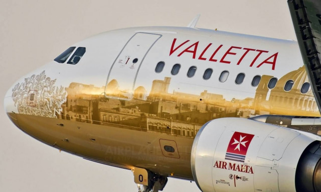 Μάλτα: Η πτήση της… αγάπης – Δείτε πώς γιόρτασαν οι νεόνυμφοι (pics)