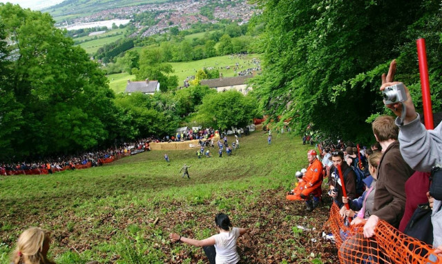 Θες να κυνηγήσεις ένα κεφάλι τυρί; Υπάρχει τέτοιο φεστιβάλ! (video)