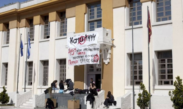 Κατάληψη αντιεξουσιαστών στο δημαρχείο Καλαμαριάς