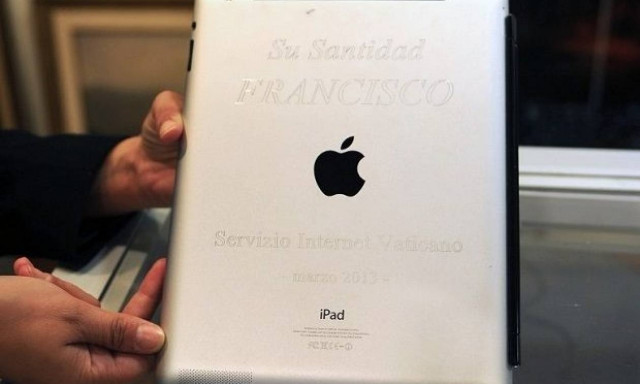 To iPad του Πάπα Φραγκίσκου πωλήθηκε σε δημοπρασία για 30.500 δολάρια