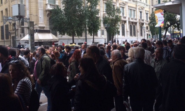 Ένταση με συνδικαλιστές στο υπουργείο Εργασίας  (Video και photos)