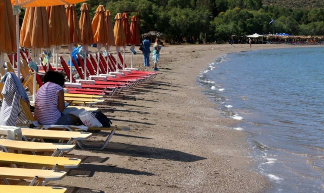 Τέλος ξαπλώστρες και τραπεζάκια «πάνω στο κύμα»!