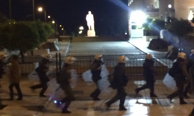 Στο μνημείο του Άγνωστου Στρατιώτη οι αντιεξουσιαστές