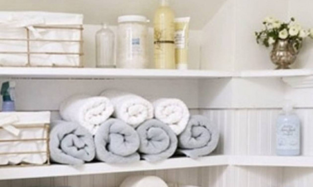 Πέντε έξυπνα τρικς για να δείχνει το μπάνιο σας μεγαλύτερο και πάντα τακτοποιημένο