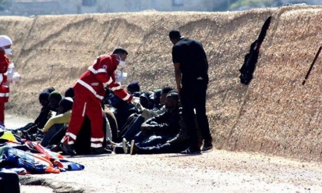 Συγκλονιστικές εικόνες και βίντεο από το ναυάγιο ανοικτά της Λιβύης