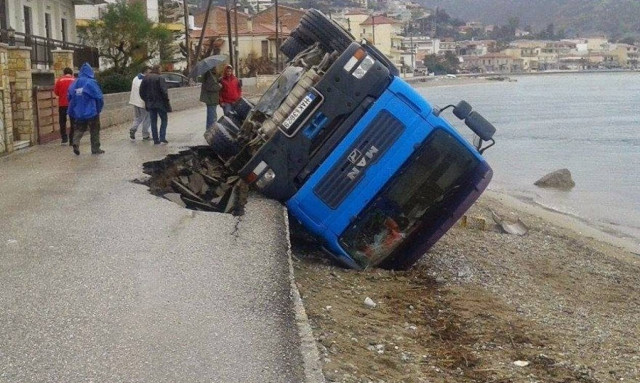 Λέσβος: Προσέκρουσε σε στύλο και κατέληξε στη θάλασσα