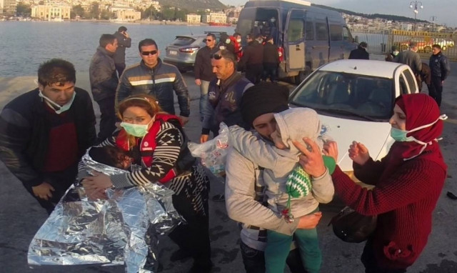 Καρέ - καρέ η αποβίβαση των μεταναστών στο λιμάνι της Μυτιλήνης (photos)