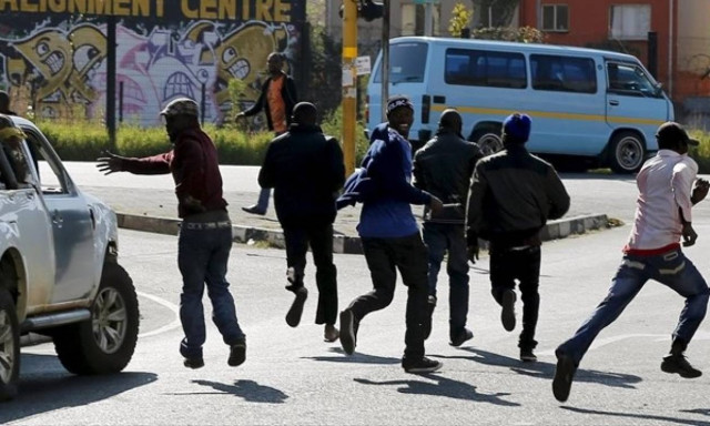 Στρατός βγαίνει στο Γιοχάνεσμπουργκ λόγω της ξενοφοβικής βίας (video)