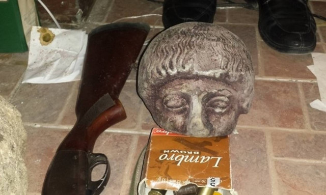 Μεσσαρά: Συλλήψεις για όπλα, σφαίρες και αρχαία (photos)