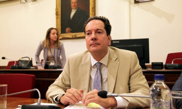 Την παραίτηση του Μποτόπουλου ζητάει η κυβέρνηση