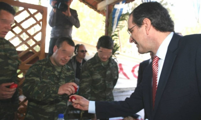 Όταν ο Σαμαράς έβαφε αυγά με… «ουάου»