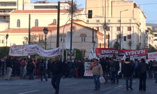 Μέλη του ΠΑΜΕ έκαψαν σημαία της ΕΕ κατά τη διάρκεια συλλαλητηρίου (photos)
