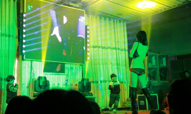 Στην Κίνα αποχαιρετούν τους νεκρούς με… στριπτίζ! (video+photos)