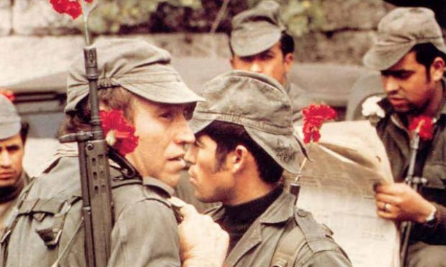 Σαν σήμερα το 1974 η Επανάσταστη των Γαρυφάλλων