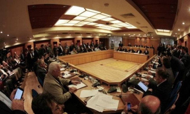 Συγκέντρωση δημάρχων έξω από τη Βουλή