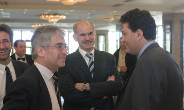 Ο… σκοτεινός κύριος Άλεξ, ο ΓΑΠ κι ο Λοβέρδος