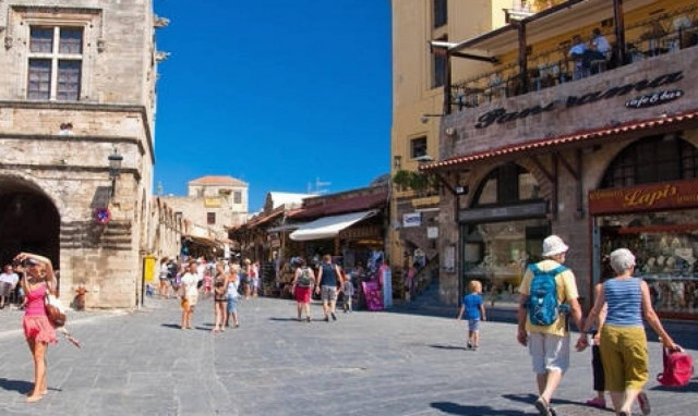 Η τουριστική κίνηση τροφοδοτεί το ενδιαφέρον αεροπορικών εταιρειών