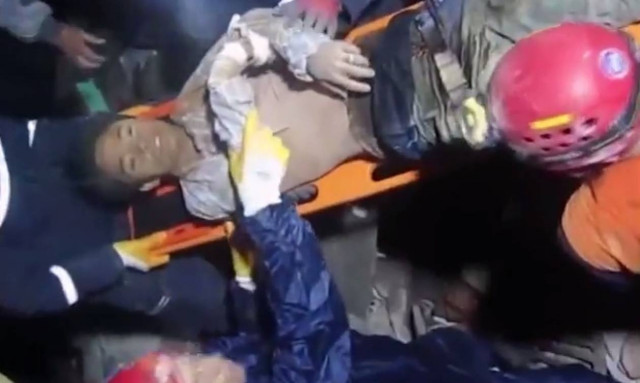 Σεισμός στο Νεπάλ: Άντεξε κάτω από τα συντρίμμια για δυο ημέρες (video)