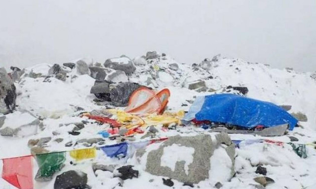 Τρόμος στο Έβερεστ - H στιγμή του φονικού σεισμού (video)