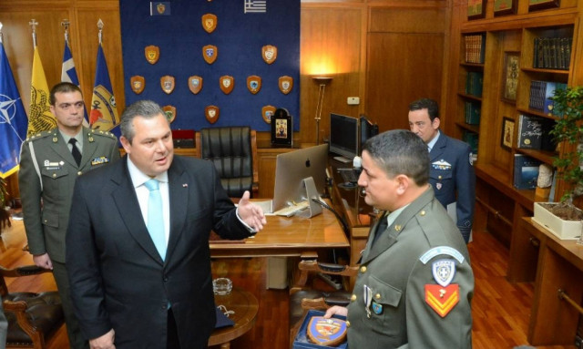 Ο Πάνος Καμμένος τίμησε τον Λοχία Ντεληγιώργη που έσωσε μετανάστες στη Ρόδο