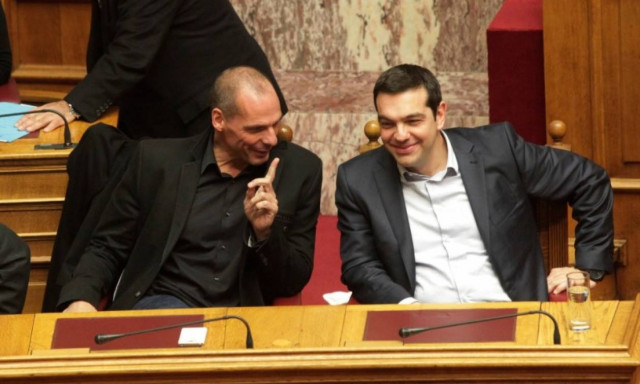 Δεν υποκύπτει ο Τσίπρας στις πιέσεις για αντικατάσταση Βαρουφάκη