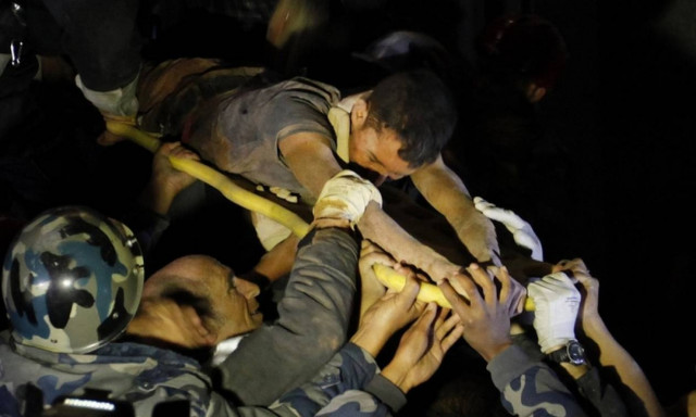 Νεπάλ: Ανασύρθηκε ζωντανός 80 ώρες μετά το σεισμό!