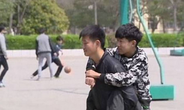 Συγκλονιστικό: Ο 19χρονος που μεταφέρει στο σχολείο τον ανάπηρο φίλο του (photos)