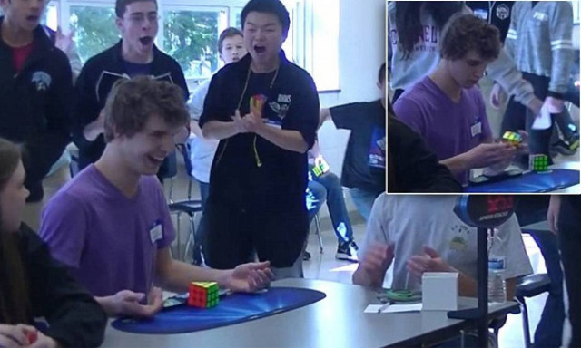 Απίστευτο: Λύνει τον κύβο του Ρούμπικ μέσα σε 5 δευτερόλεπτα (video)