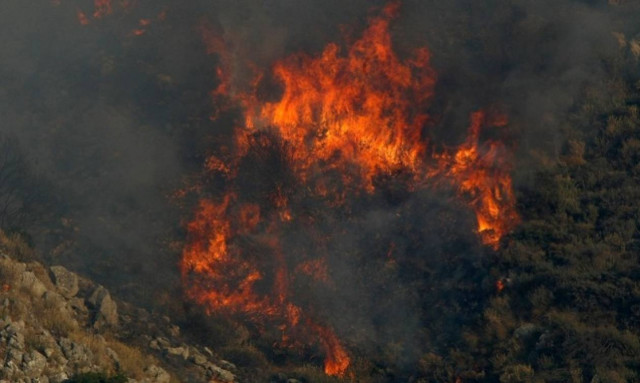 Μεγάλη πυρκαγιά καίει στο Ρέθυμνο