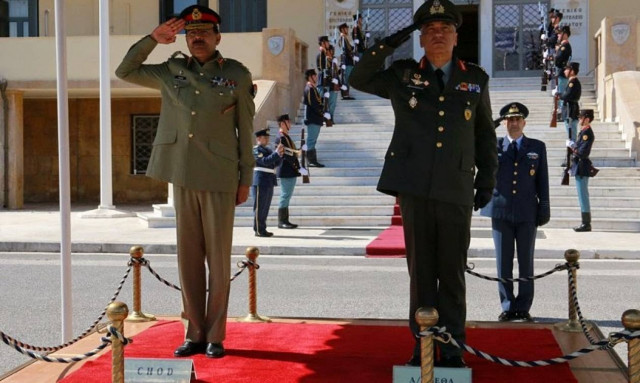 Ο Αρχηγός των Ενόπλων Δυνάμεων του Πακιστάν στο ΓΕΕΘΑ (pics)