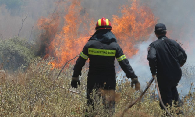 Υπό μερικό έλεγχο η μεγάλη φωτιά στο Ρέθυμνο