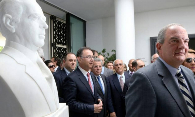 Στοίχιση... πίσω από τον Καραμανλή