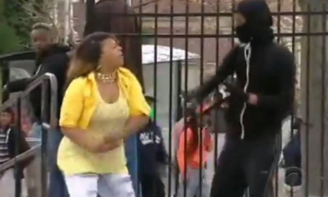 «Ήθελα να τον προστατεύσω», λέει η μητέρα που έδειρε τον κουκουλοφόρο γιο της