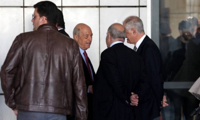 Η ψυχρή χειραψία Τσοχατζόπουλου – Σημίτη - Βενιζέλου