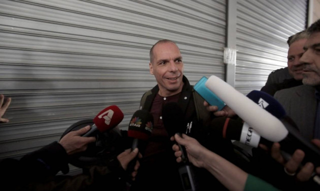 «Επίθεση» μικροφώνων και καμερών στον Γιάννη Βαρουφάκη για ένα σχόλιο