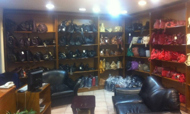 Αττική: Εντοπίστηκε βιοτεχνία που παρασκεύαζε απομιμητικά προϊόντα (photos)