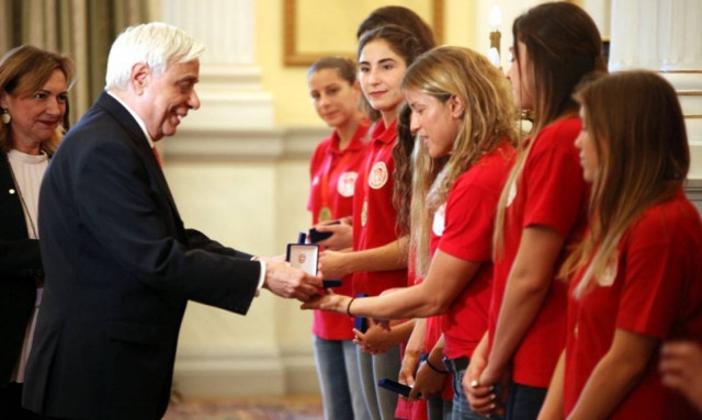 Greek President congratulates European champions in women’s water polo team