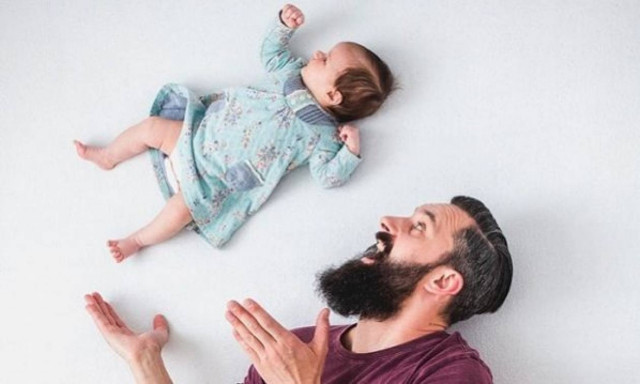 Μπαμπάς και νεογέννητη κόρη φωτογραφίζονται με τον πιο γλυκό και αστείο τρόπο!