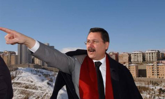 «Είμαστε όλοι μας ξανθιές» απαντά ο Αμερικανός πρεσβευτής στον Τούρκο δήμαρχο