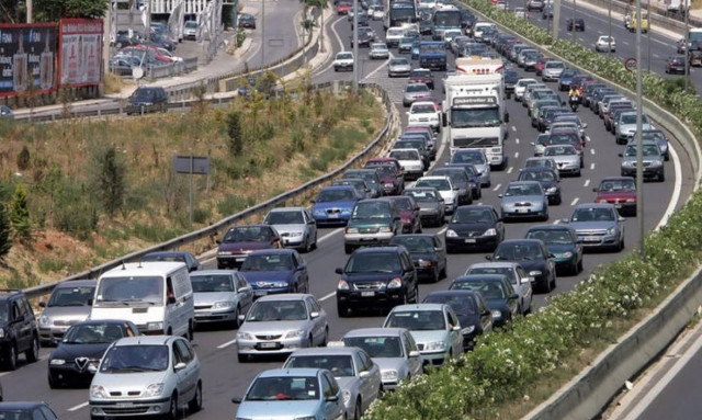 ΤΩΡΑ: Ουρές χιλιομέτρων στις Εθνικές Οδούς