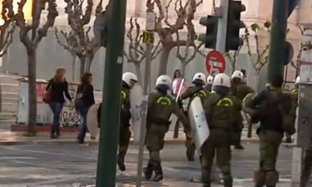 Επεισόδια στα Προπύλαια – Μολότοφ κατά αστυνομικών