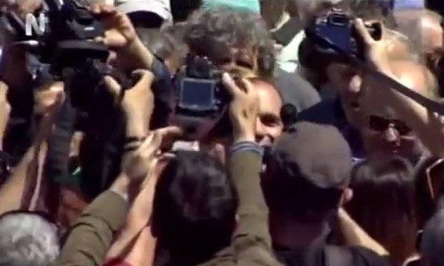 Απίστευτες σκηνές λατρείας για τον Βαρουφάκη στη συγκέντρωση της Πρωτομαγιάς (vid)