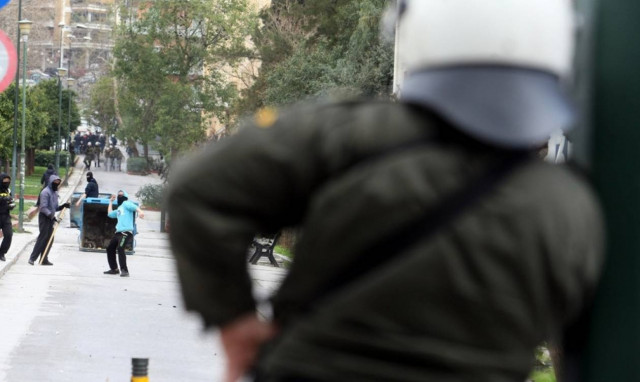 Εξάρχεια: Επίθεση αγνώστων σε αστυνομικό