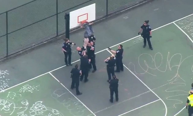 ΗΠΑ: Νεαρός παγιδεύτηκε σε μπασκέτα (video)