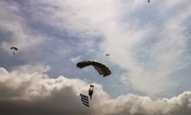 Επίδειξη ρίψης αλεξιπτωτιστών στην Αλεξανδρούπολη